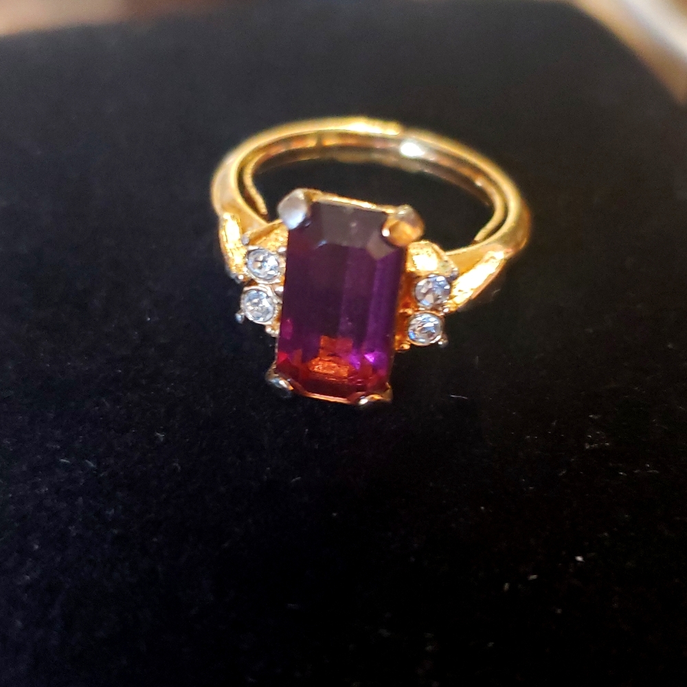 Vintage Avon Purple Amethyst Ring Gold Tone sz 4 1/2